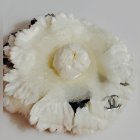 Authentic. CHANEL Broocb - Picture 5 of 13